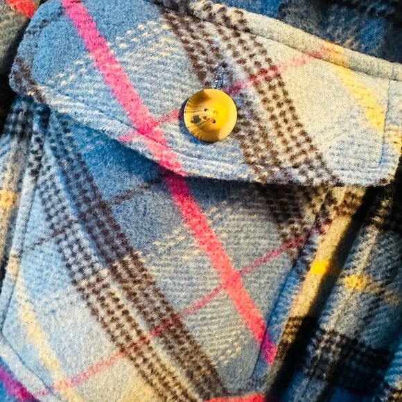 Oversized flannel jacket. Button up with pockets. - Picture 3 of 4